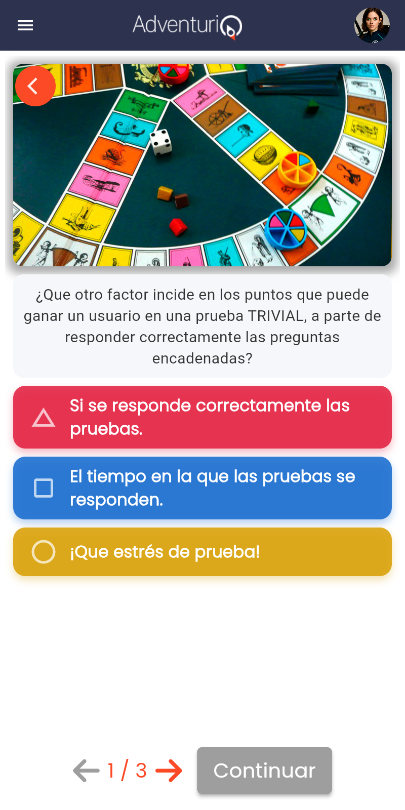 Vista móvil del Reto Preguntas Encadenadas — pregunta con opciones de colores, imagen de cabecera y contador de progreso